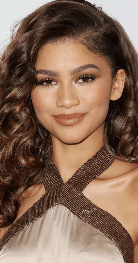 coloración tendencia 2025 expensive brunette cabello rizado