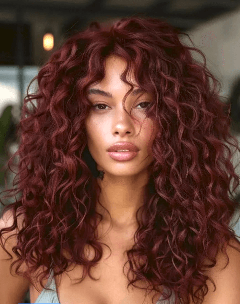 cherry cola coloración tendencia cabello rizado 2025